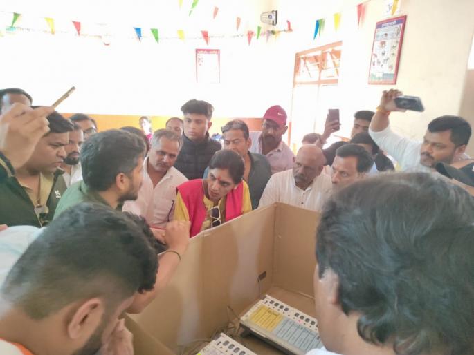 PMC Election 2026 Voting halted for one and a half hours in ward number 25 of Kasba Peth due to EVM malfunction; Confusion among voters | PMC Election 2026: कोणतेही बटन दाबले तरी कमळ चिन्हावर लाईट लागत..;मतदान यंत्रात बिघाडाचा आरोप;मतदारांचा गोंधळ PMC Election 2026 Voting halted for one and a half hours in ward number 25 of Kasba Peth due to EVM malfunction; Confusion among voters | PMC Election 2026: कोणतेही बटन दाबले तरी कमळ चिन्हावर लाईट लागत..;मतदान यंत्रात बिघाडाचा आरोप;मतदारांचा गोंधळ