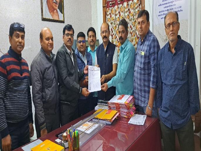 Junior assistants missed the opportunity to become seniors due to non-competition examination in four years | चार वर्षांत स्पर्धा परीक्षा न झाल्याने कनिष्ठ सहायकांची वरिष्ठ होण्याची संधी हुकली Junior assistants missed the opportunity to become seniors due to non-competition examination in four years | चार वर्षांत स्पर्धा परीक्षा न झाल्याने कनिष्ठ सहायकांची वरिष्ठ होण्याची संधी हुकली