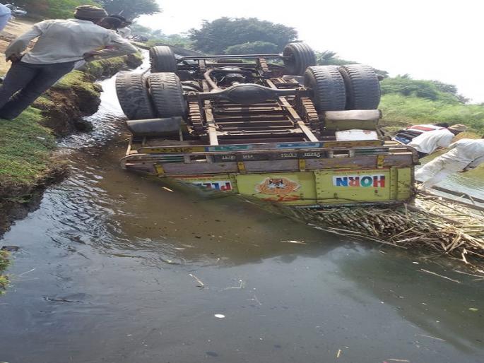 Turned the sugarcane truck in the left bank | मुळा डाव्या कालव्यात ऊसाचा ट्रक पलटी