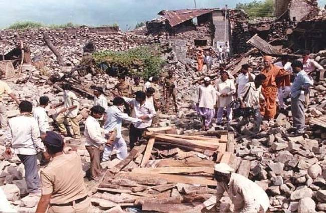 25 years after earthquake earthquake, rock-clay erosion and death mound | महाविध्वंसक भूकंपानंतरची २५ वर्षे, दगड-मातीचे ढिगारे अन् मृत्यूचे तांडव
