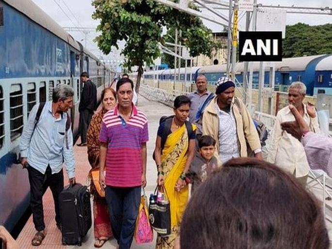 Passenger in Mahalaxmi Express reaches Kolhapur, tears in relatives' eyes after badlapur heavy rain trap | महालक्ष्मी एक्सप्रेसमधील प्रवाशी कोल्हापुरात, नातेवाईकांच्या डोळ्यात अश्रू तरळले Passenger in Mahalaxmi Express reaches Kolhapur, tears in relatives' eyes after badlapur heavy rain trap | महालक्ष्मी एक्सप्रेसमधील प्रवाशी कोल्हापुरात, नातेवाईकांच्या डोळ्यात अश्रू तरळले