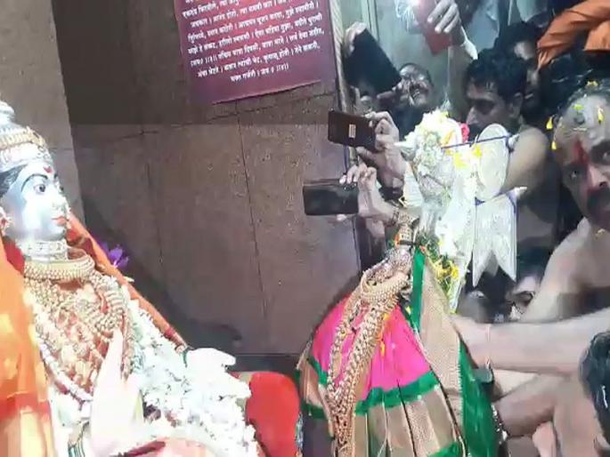 Look! Three youths injured in riot clash in kolhapur ambabai fair | जत्रा ! देवीच्या पुजेनंतर कोहळा मिळविण्याच्या हुल्लडबाजीत तीन तरुण जखमी Look! Three youths injured in riot clash in kolhapur ambabai fair | जत्रा ! देवीच्या पुजेनंतर कोहळा मिळविण्याच्या हुल्लडबाजीत तीन तरुण जखमी