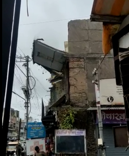 The wall of the old building collapsed, type on Mahadwar Road | जुन्या इमारतीची भिंत कोसळली, महाद्वार रोडवरील प्रकार The wall of the old building collapsed, type on Mahadwar Road | जुन्या इमारतीची भिंत कोसळली, महाद्वार रोडवरील प्रकार