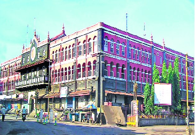 Kolhapur municipality travels very hard! | कोल्हापूर महापालिकेचा प्रवास खडतरच! । उत्पन्नवाढीकडे दुर्लक्ष; इतर कामांवर खर्च; शासनाच्या निधीवर डोलारा Kolhapur municipality travels very hard! | कोल्हापूर महापालिकेचा प्रवास खडतरच! । उत्पन्नवाढीकडे दुर्लक्ष; इतर कामांवर खर्च; शासनाच्या निधीवर डोलारा
