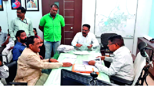 The commissioner fined five officers for five thousand | आयुक्तांनी केला तीन अधिकाऱ्यांनाच पाच हजारांचा दंड; पूरग्रस्तांच्या पंचनाम्यात दिरंगाई