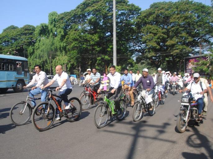 Kolhapur Municipal Corporation participated in voting awareness rally rally, collector and commissioner | मतदान जागृती सायकल रॅलीत जिल्हाधिकारी, आयुक्तांचा सहभाग कोल्हापूर महापालिकेचा उपक्रम