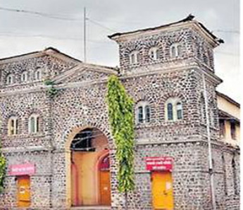 Municipal officials vacate posts; Work disrupted | महापालिकेत अधिकाऱ्यांची पदे रिक्त; कामकाज विस्कळीत Municipal officials vacate posts; Work disrupted | महापालिकेत अधिकाऱ्यांची पदे रिक्त; कामकाज विस्कळीत