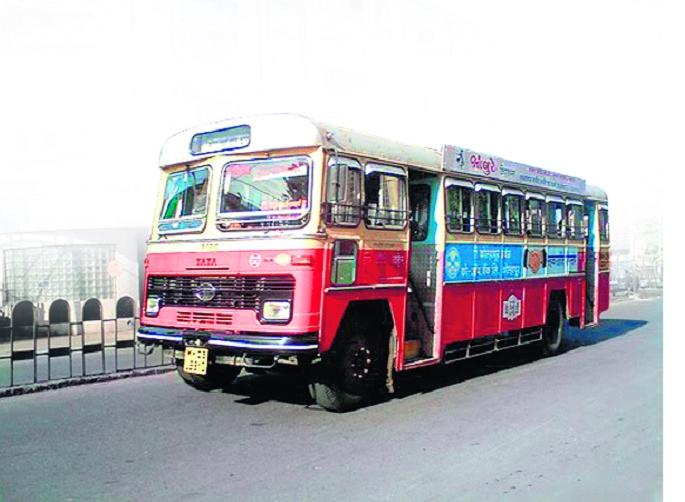 KMT's Break Down: Four-wheel drive | केएमटीचा बे्रक डाउन : चारचाकीला धडक KMT's Break Down: Four-wheel drive | केएमटीचा बे्रक डाउन : चारचाकीला धडक