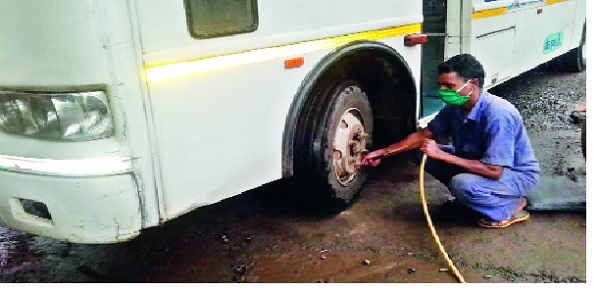 Will run in KMT but ... with only 22 passengers | केएमटीमध्ये धावणार पण... फक्त २२ प्रवाशांनाच घेऊनच Will run in KMT but ... with only 22 passengers | केएमटीमध्ये धावणार पण... फक्त २२ प्रवाशांनाच घेऊनच