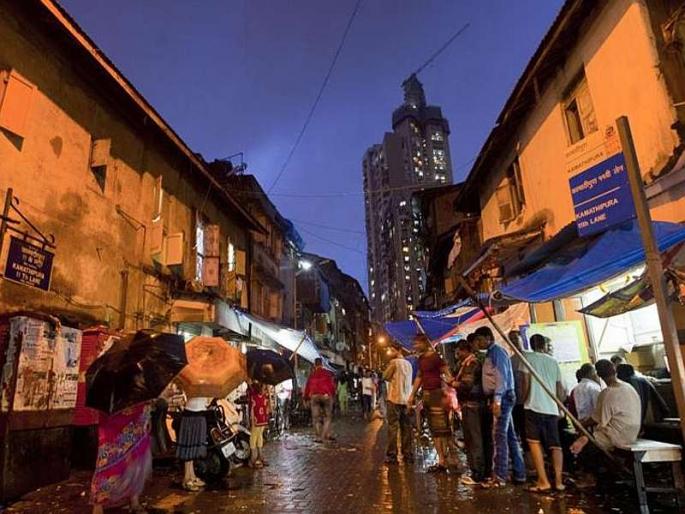 Help to kolhapur flood victims from workplace prostitutes, thanks by Chief Minister | कामाठीपुरातील वेश्यांकडून पूरग्रस्तांना मदत, मुख्यमंत्री सहायता निधीत फंड जमा Help to kolhapur flood victims from workplace prostitutes, thanks by Chief Minister | कामाठीपुरातील वेश्यांकडून पूरग्रस्तांना मदत, मुख्यमंत्री सहायता निधीत फंड जमा
