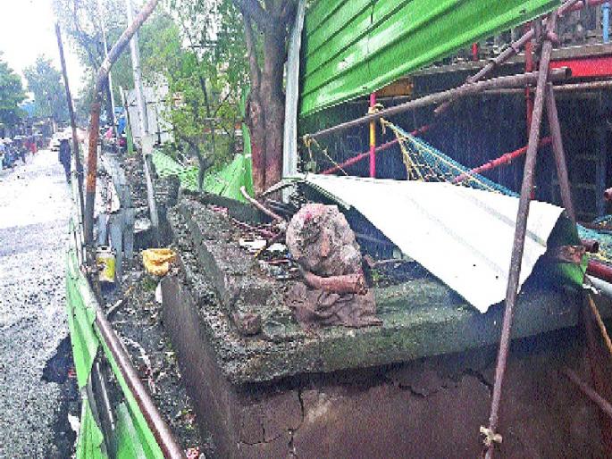 Due to the collapse of the protection wall, | संरक्षण भिंत कोसळल्याने रबाळेत वाहतूककोंडी Due to the collapse of the protection wall, | संरक्षण भिंत कोसळल्याने रबाळेत वाहतूककोंडी