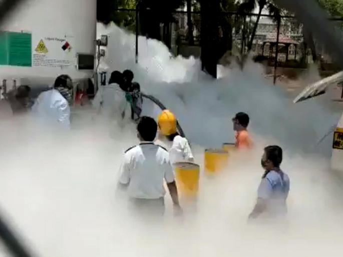claps, Plates ... and tubes of oxygen! | थाळ्या-टाळ्या... आणि ऑक्सिजनच्या नळ्या! claps, Plates ... and tubes of oxygen! | थाळ्या-टाळ्या... आणि ऑक्सिजनच्या नळ्या!