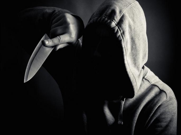 Thrilling! The passenger jumped out of the speeding rickshaw after being robbed at knife point | थरारक ! चाकूच्या धाकावर लुटल्याने धावत्या रिक्षातून प्रवास्याने उडी घेतली Thrilling! The passenger jumped out of the speeding rickshaw after being robbed at knife point | थरारक ! चाकूच्या धाकावर लुटल्याने धावत्या रिक्षातून प्रवास्याने उडी घेतली