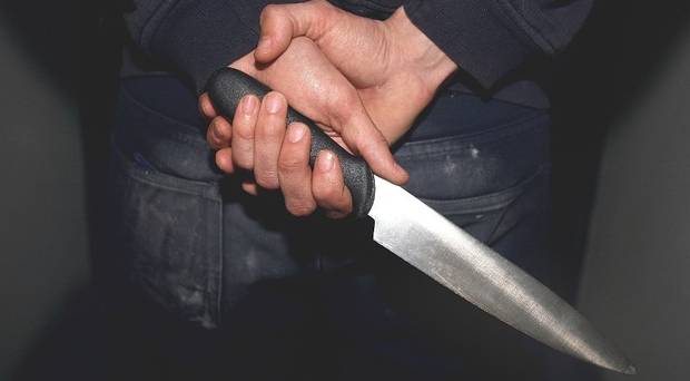 Chopper attacked by three accused on young men from Thane | ठाण्यात पूर्ववैमनस्यातून तरुणावर तिघांनी केले चॉपरने वार Chopper attacked by three accused on young men from Thane | ठाण्यात पूर्ववैमनस्यातून तरुणावर तिघांनी केले चॉपरने वार