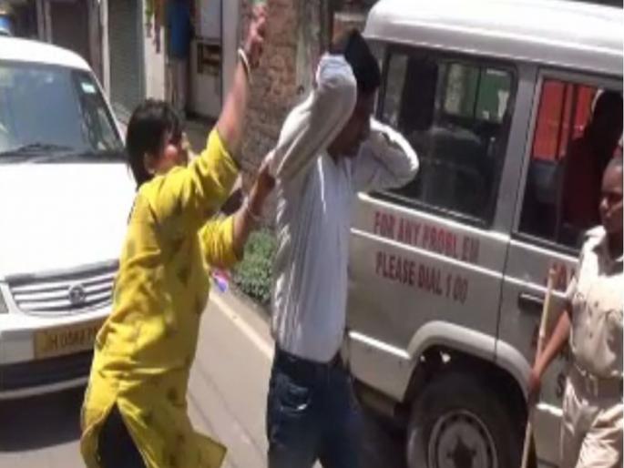Video: The woman gave the deceased accused a breathtaking chop, the video went viral | Video: फसवणूक करणाऱ्या आरोपीला महिलेने दिला बेदम चोप, व्हिडीओ झाला व्हायरल