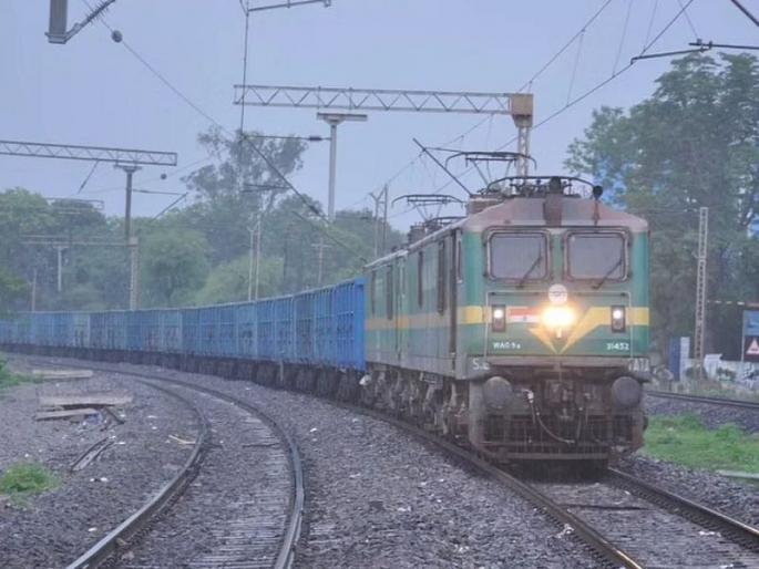 The Mumbai division of Central Railway handled 8.96 million tonnes of freight last month | मालवाहतुकीतून मुंबईची चांदी; ऑगस्ट महिन्यातील सर्वोत्तम कामगिरी The Mumbai division of Central Railway handled 8.96 million tonnes of freight last month | मालवाहतुकीतून मुंबईची चांदी; ऑगस्ट महिन्यातील सर्वोत्तम कामगिरी