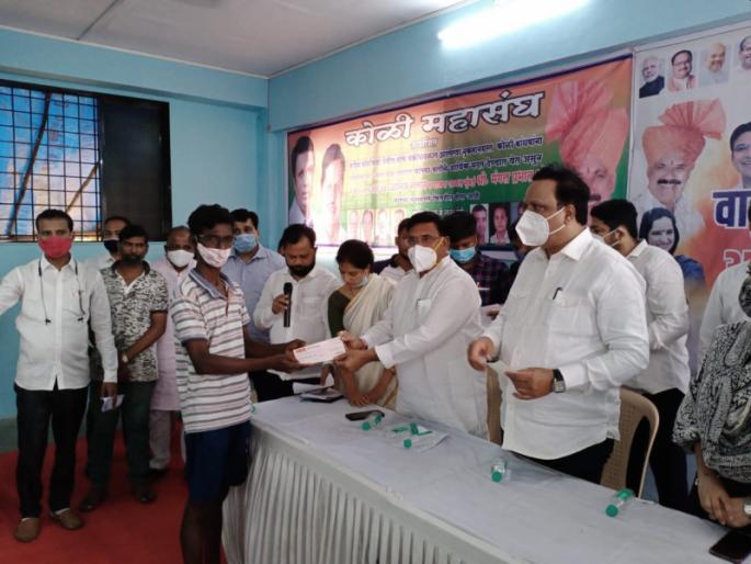 Koli Federation's helping hand to the fishermen affected by the Tauktae Cyclone | तौक्ते वादळातील अपघातग्रस्त मच्छिमारांना कोळी महासंघाचा मदतीचा हात Koli Federation's helping hand to the fishermen affected by the Tauktae Cyclone | तौक्ते वादळातील अपघातग्रस्त मच्छिमारांना कोळी महासंघाचा मदतीचा हात