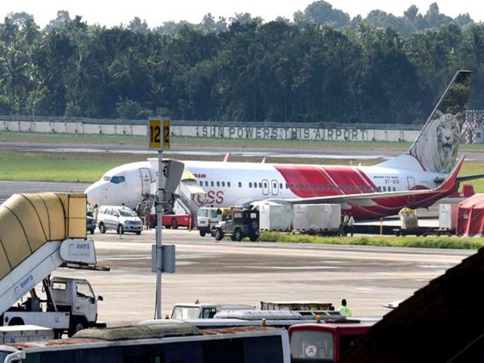 Due to heavy rains, the downfall of the taxi voyage, the disaster due to the pilgrimage disaster | मुसळधार पावसामुळे टॅक्सी वे वर घसरले विमान, वैमानिकाच्या प्रसंगावधानाने टळला मोठा अनर्थ Due to heavy rains, the downfall of the taxi voyage, the disaster due to the pilgrimage disaster | मुसळधार पावसामुळे टॅक्सी वे वर घसरले विमान, वैमानिकाच्या प्रसंगावधानाने टळला मोठा अनर्थ