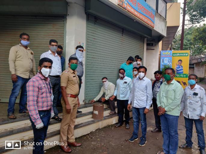 Action to seal six shops in Kodoli that do not use masks, | नियम धाब्यावर, मास्क न वापरणाऱ्या कोडोलीतील सहा दुकाने सील Action to seal six shops in Kodoli that do not use masks, | नियम धाब्यावर, मास्क न वापरणाऱ्या कोडोलीतील सहा दुकाने सील