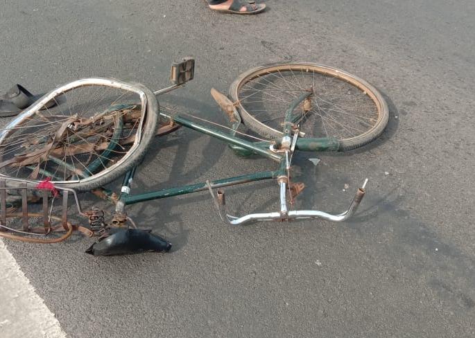 Cyclist killed on the spot in collision with known vehicle, incident on Dudhganga river | अज्ञात वाहनाच्या धडकेत सायकलस्वार जागीच ठार, दूधगंगा नदीवरील घटना Cyclist killed on the spot in collision with known vehicle, incident on Dudhganga river | अज्ञात वाहनाच्या धडकेत सायकलस्वार जागीच ठार, दूधगंगा नदीवरील घटना