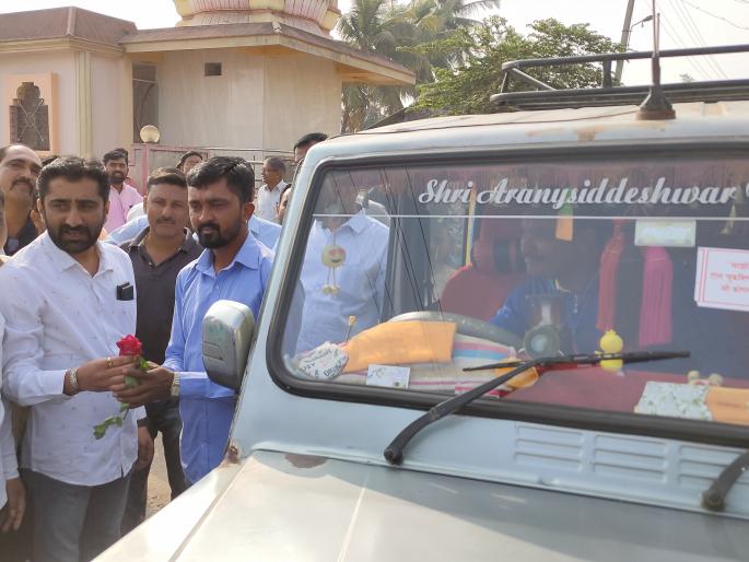 Welcome to Koganoli by giving flowers to the vehicles passing through the village by paying the agitation toll in Gandhigiri style | कोगनोळीत गांधीगिरी, टोल चुकवून जाणाऱ्या वाहनांचे फुल देऊन स्वागत Welcome to Koganoli by giving flowers to the vehicles passing through the village by paying the agitation toll in Gandhigiri style | कोगनोळीत गांधीगिरी, टोल चुकवून जाणाऱ्या वाहनांचे फुल देऊन स्वागत
