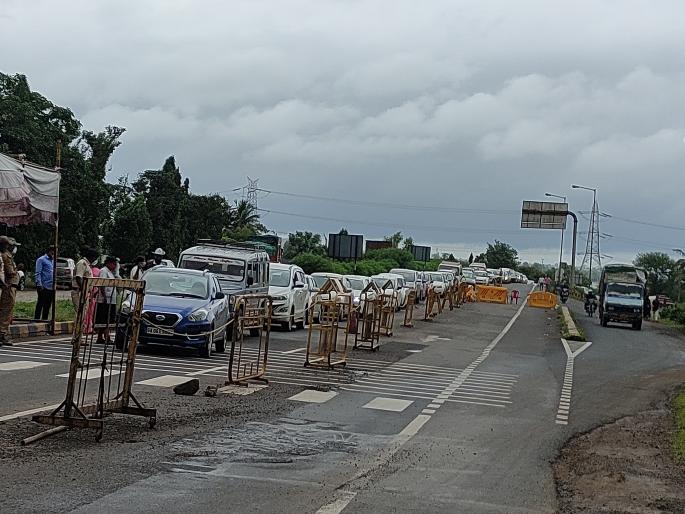 Karnataka entry becomes even tougher Queens of vehicles at Kognoli checkpost | कर्नाटक प्रवेश बनला आणखीनच खडतर, कोगनोळी चेकपोस्टवर वाहनांच्या रांगाच रांगा Karnataka entry becomes even tougher Queens of vehicles at Kognoli checkpost | कर्नाटक प्रवेश बनला आणखीनच खडतर, कोगनोळी चेकपोस्टवर वाहनांच्या रांगाच रांगा