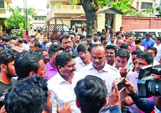 Angry Kohale at Gadkari's doorstep: Supporters on the streets | Maharashtra Assembly Election 2019 : नाराज कोहळे गडकरींच्या दारी  : समर्थक उतरले रस्त्यावर Angry Kohale at Gadkari's doorstep: Supporters on the streets | Maharashtra Assembly Election 2019 : नाराज कोहळे गडकरींच्या दारी  : समर्थक उतरले रस्त्यावर
