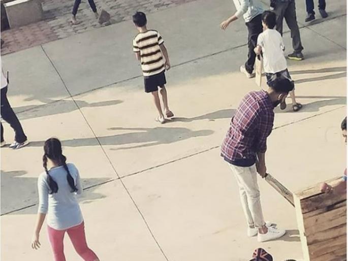 Virat Kohli in the lane of Indore and started ... | इंदूरच्या गल्लीमध्ये अवतरला विराट कोहली आणि सुरु झालं...