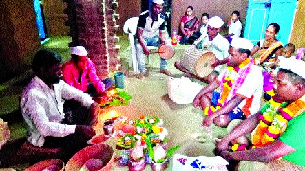 Lakhs help build villas for marriage | लग्नासाठी ग्रामस्थच उभारतात लाखोंची मदत Lakhs help build villas for marriage | लग्नासाठी ग्रामस्थच उभारतात लाखोंची मदत