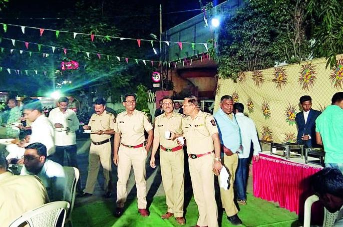 Nagpur police commissioner sowed sweetness in police force | नागपूरच्या पोलीस आयुक्तांनी पेरला पोलीस दलात गोडवा Nagpur police commissioner sowed sweetness in police force | नागपूरच्या पोलीस आयुक्तांनी पेरला पोलीस दलात गोडवा