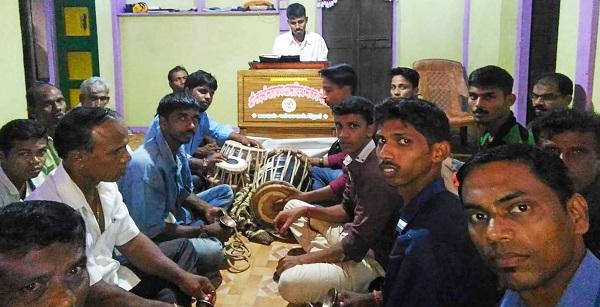 Vengurle: The young generation is attracted to Bhajan ... | वेंगुर्ले : युवा पिढी भजनाकडे ओढली जातेय...: कोकणातील घराघरात सध्या भजनाचे सूर Vengurle: The young generation is attracted to Bhajan ... | वेंगुर्ले : युवा पिढी भजनाकडे ओढली जातेय...: कोकणातील घराघरात सध्या भजनाचे सूर