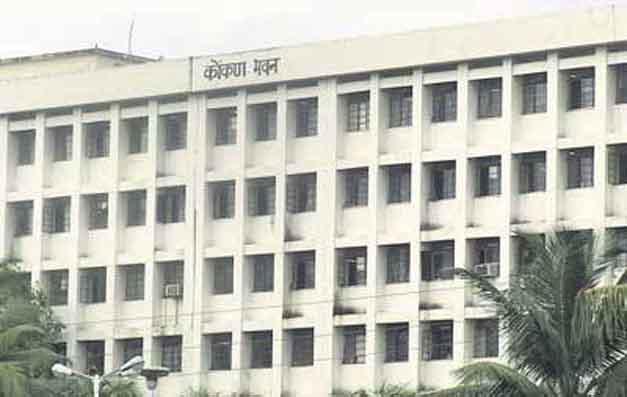 Crowd of people for caste verification certificate, fuss of social distance in Konkan Bhavan | जात पडताळणी प्रमाणपत्रासाठी लोकांची गर्दी, कोकण भवनमध्ये सामाजिक अंतराचा फज्जा Crowd of people for caste verification certificate, fuss of social distance in Konkan Bhavan | जात पडताळणी प्रमाणपत्रासाठी लोकांची गर्दी, कोकण भवनमध्ये सामाजिक अंतराचा फज्जा