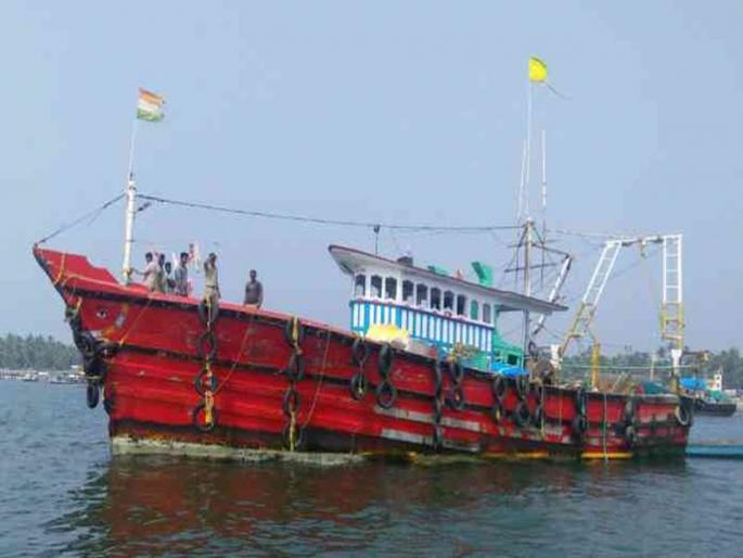 Kokan coastal storm, fishing and tourism hit | कोकण किनारपट्टी खवळली, मासेमारी व पर्यटनाला फटका Kokan coastal storm, fishing and tourism hit | कोकण किनारपट्टी खवळली, मासेमारी व पर्यटनाला फटका
