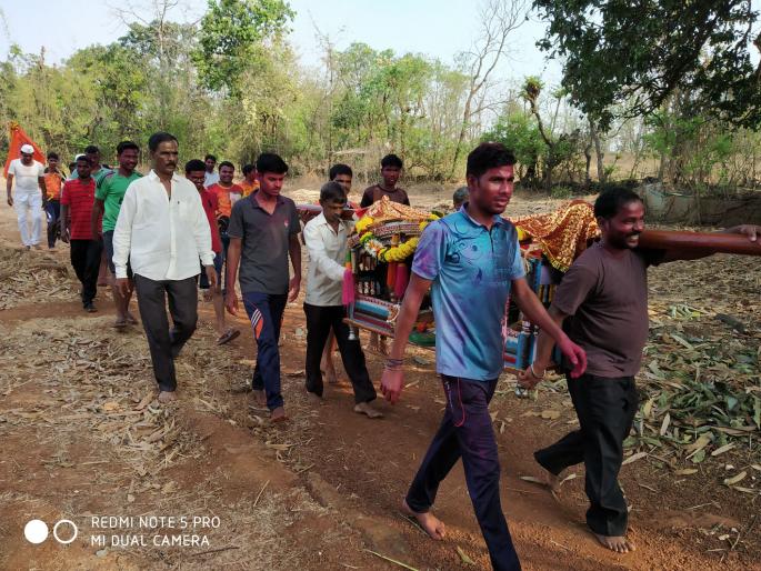 After seven years of marriage, Palkhi Gharghari - villagers also looted the celebrated festival | माळवाशीत ७ वर्षानंतर पालखी घरोघरी - गावकºयांसह मुंबईकरांनीही लुटला सणाचा आनंद After seven years of marriage, Palkhi Gharghari - villagers also looted the celebrated festival | माळवाशीत ७ वर्षानंतर पालखी घरोघरी - गावकºयांसह मुंबईकरांनीही लुटला सणाचा आनंद