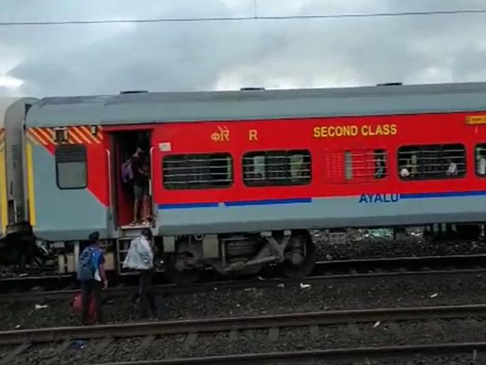 Not applicable on carriage platforms; Left or right down is not the same for passengers! | गाडी फलाटावर लागूक नाय; डावीकडे की उजवीकडे खैसून उतूरुचा ताच प्रवाशांका कळोक नाय!