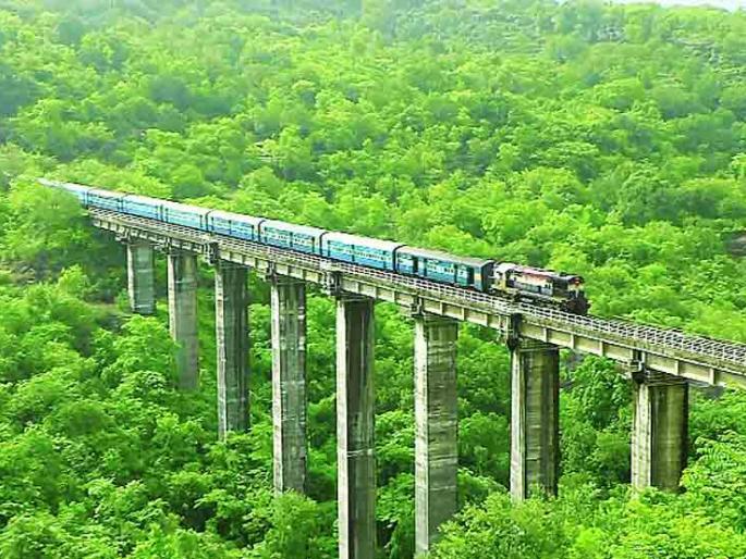 Heavy rains hit Konkan Railway | अतिवृष्टीचा कोकण रेल्वेला फटका