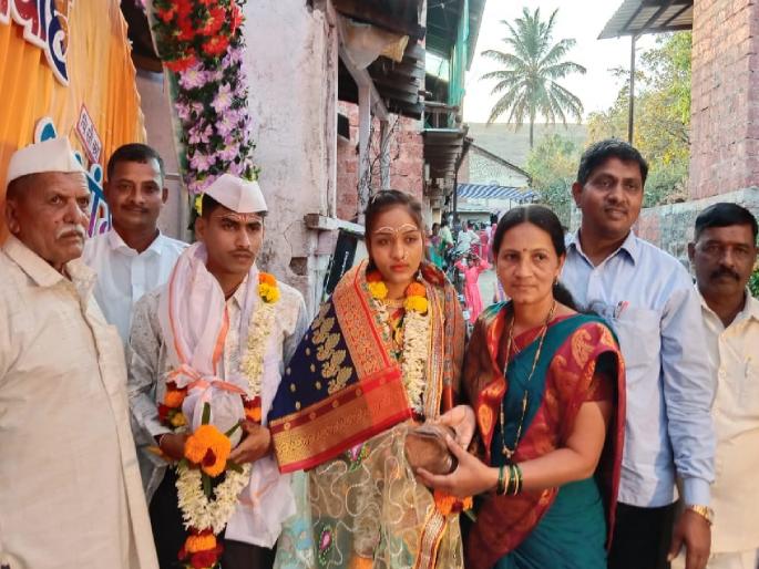 Ashok Kumbhar, Sarpanch of Kotoli village, gives Kanyadan sari at the wedding of every girl in the village | गावातील प्रत्येक मुलीच्या लग्नात 'ते' देतात कन्यादान साडी भेट !