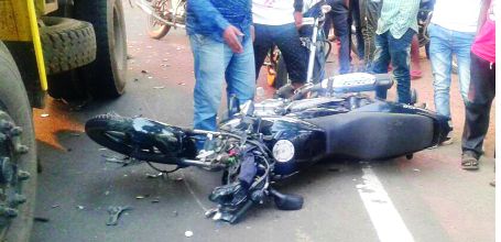 Two killed in an accident near the mango | आंब्याजवळ अपघातात दोघे ठार Two killed in an accident near the mango | आंब्याजवळ अपघातात दोघे ठार