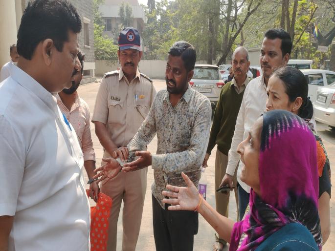 A young man attempted self immolation by pouring diesel, the incident took place in the premises of the collector office in Kolhapur | तरुणाचा डिझेल ओतून घेऊन आत्मदहनाचा प्रयत्न, कोल्हापुरातील जिल्हाधिकारी कार्यालयाच्या आवारात घडली घटना A young man attempted self immolation by pouring diesel, the incident took place in the premises of the collector office in Kolhapur | तरुणाचा डिझेल ओतून घेऊन आत्मदहनाचा प्रयत्न, कोल्हापुरातील जिल्हाधिकारी कार्यालयाच्या आवारात घडली घटना