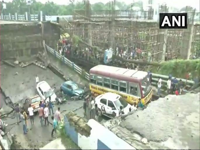 Majerhat bridge in South Kolkata has collapsed | Kolkata Bridge Collapse: कोलकाता येथील माजेरहाट पूल कोसळून दुर्घटना, एकाचा मृ्त्यू, 16 जखमी Majerhat bridge in South Kolkata has collapsed | Kolkata Bridge Collapse: कोलकाता येथील माजेरहाट पूल कोसळून दुर्घटना, एकाचा मृ्त्यू, 16 जखमी