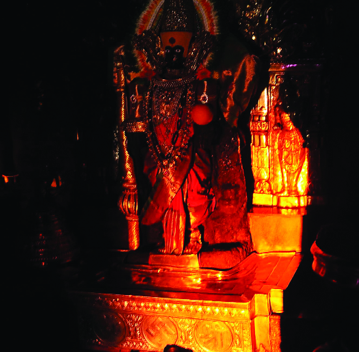 The last day to the radiation knee | अखेरच्या दिवशी किरणे गुडघ्यापर्यंत The last day to the radiation knee | अखेरच्या दिवशी किरणे गुडघ्यापर्यंत