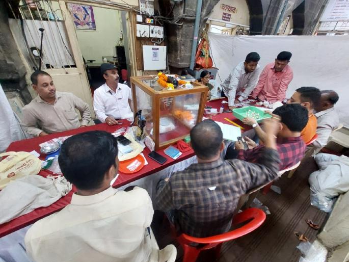 Valuation of jewelery of Karveer Niwasini Sri Ambabai Devi resumes | कोल्हापुरातील अंबाबाईच्या दागिन्यांचे मूल्यांकन पुन्हा सुरू Valuation of jewelery of Karveer Niwasini Sri Ambabai Devi resumes | कोल्हापुरातील अंबाबाईच्या दागिन्यांचे मूल्यांकन पुन्हा सुरू