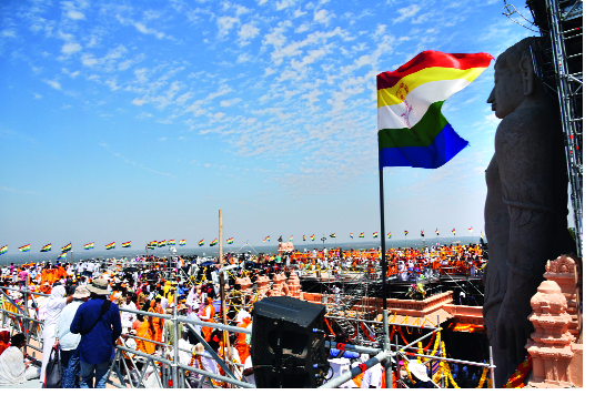 Panchamrta Abhishek on the idol of Lord Bahubali | भगवान बाहुबलींच्या मूर्तीवर पंचामृत अभिषेक Panchamrta Abhishek on the idol of Lord Bahubali | भगवान बाहुबलींच्या मूर्तीवर पंचामृत अभिषेक