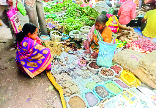 Chilli flourish increased | मिरचीचा ठसका वाढला Chilli flourish increased | मिरचीचा ठसका वाढला