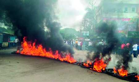 Maratha reservation question closed | मराठा आरक्षणप्रश्नी बंदला गालबोट Maratha reservation question closed | मराठा आरक्षणप्रश्नी बंदला गालबोट