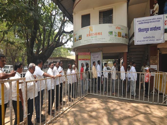 609 people withdraw for Kolhapur Bazar Committee, 51 candidates for 18 seats | कोल्हापूर बाजार समितीसाठी ६०९ जणांची माघार, १८ जागांसाठी ५१ रिंगणात 609 people withdraw for Kolhapur Bazar Committee, 51 candidates for 18 seats | कोल्हापूर बाजार समितीसाठी ६०९ जणांची माघार, १८ जागांसाठी ५१ रिंगणात