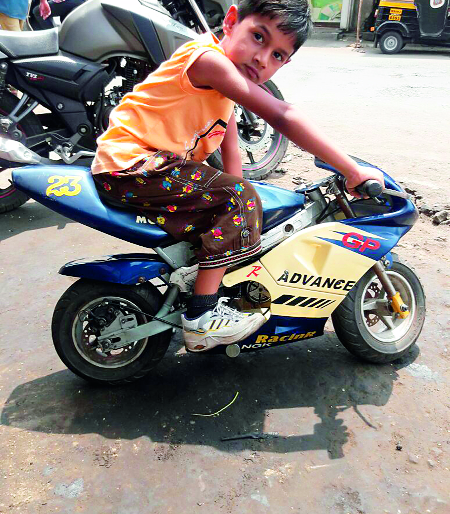 The two bikes made of son-in-law | पुत्रप्रेमापोटी बनवली चक्क दुचाकी The two bikes made of son-in-law | पुत्रप्रेमापोटी बनवली चक्क दुचाकी