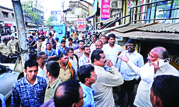 33 unauthorized cabins were deleted in the city | शहरात ३३ अनधिकृत केबिन हटविल्या 33 unauthorized cabins were deleted in the city | शहरात ३३ अनधिकृत केबिन हटविल्या