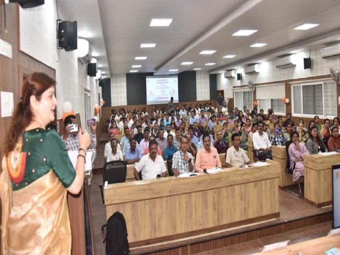 Women should file complaints against sexual abuse and mental harassment as well says Rupali Chakankar | महिलांनी लैंगिक शोषणासह मानसिक त्रासाविरोधातही तक्रारी द्याव्यात - रूपाली चाकणकर 