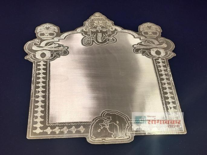 A silver magazine made by a goldsmith in Kolhapur | कोल्हापुरातील सराफ व्यावसायिकाने बनवली चांदीची पत्रिका A silver magazine made by a goldsmith in Kolhapur | कोल्हापुरातील सराफ व्यावसायिकाने बनवली चांदीची पत्रिका